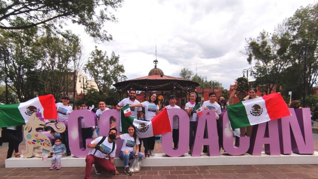 Hope Givers in Mexico spread happiness and hope in the streets of Coyoacan